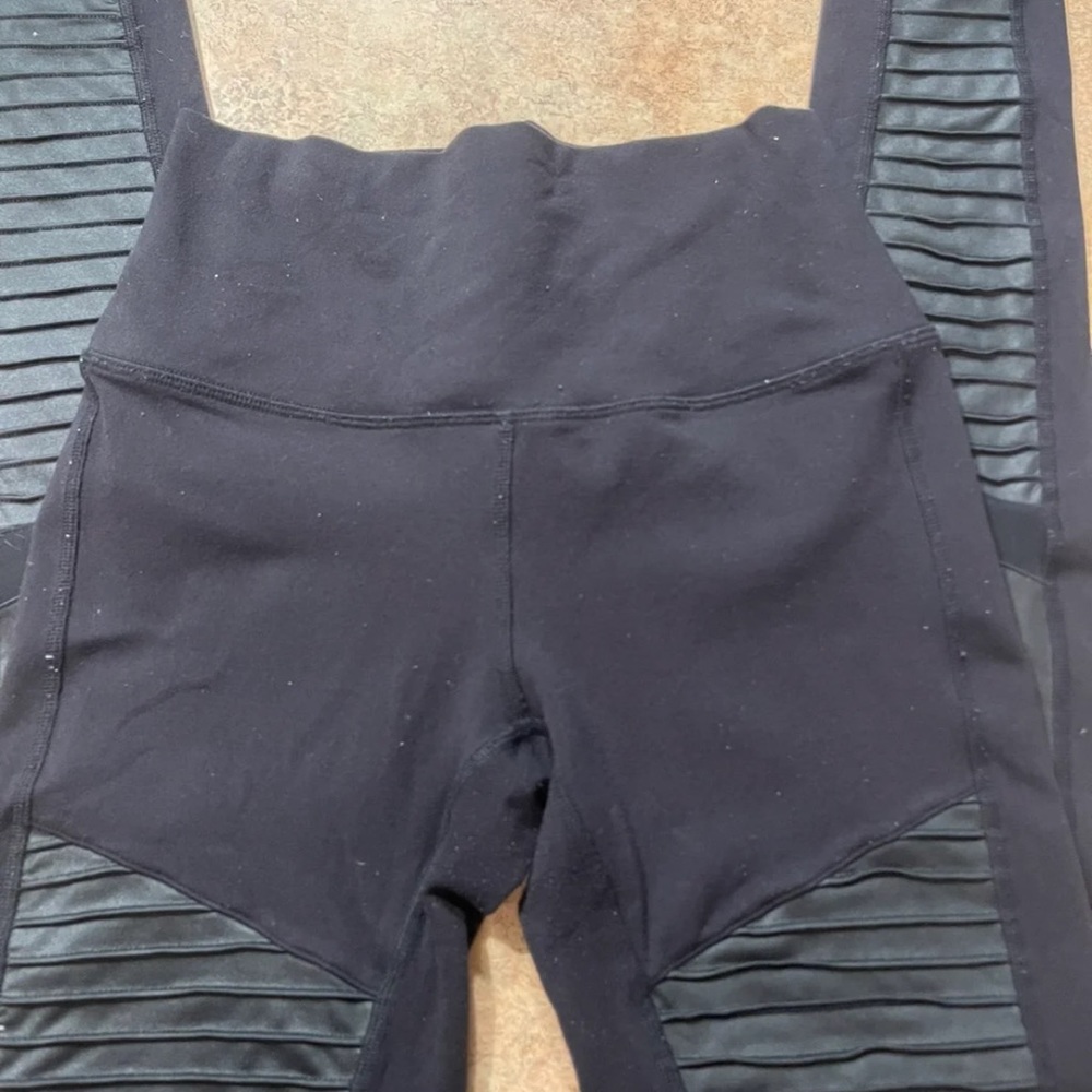 Alo Yoga leggings Moto style